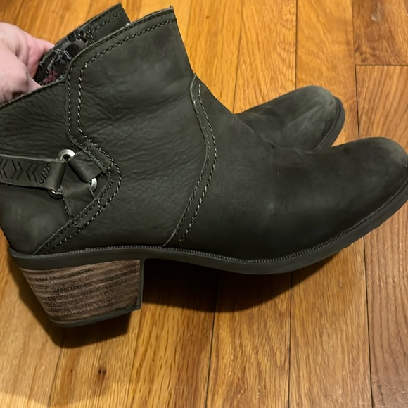 Teva Women's Greenish Brown Nubuck Leather Zip-up Foxy Ankle Boot - size 8.5 - Picture 4 of 5